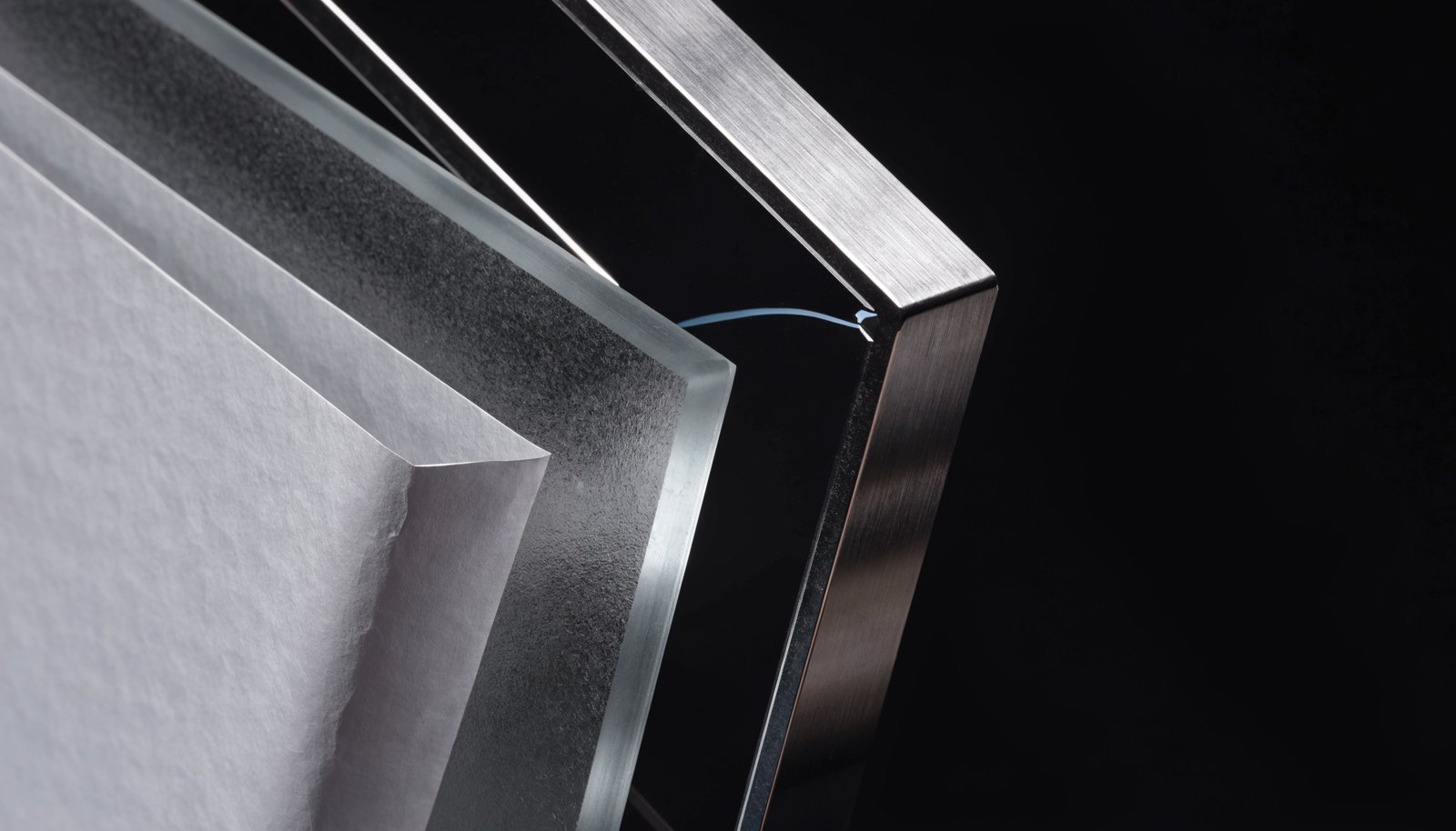 Glas, Papier und Metall als NLA Studio Bildwelt